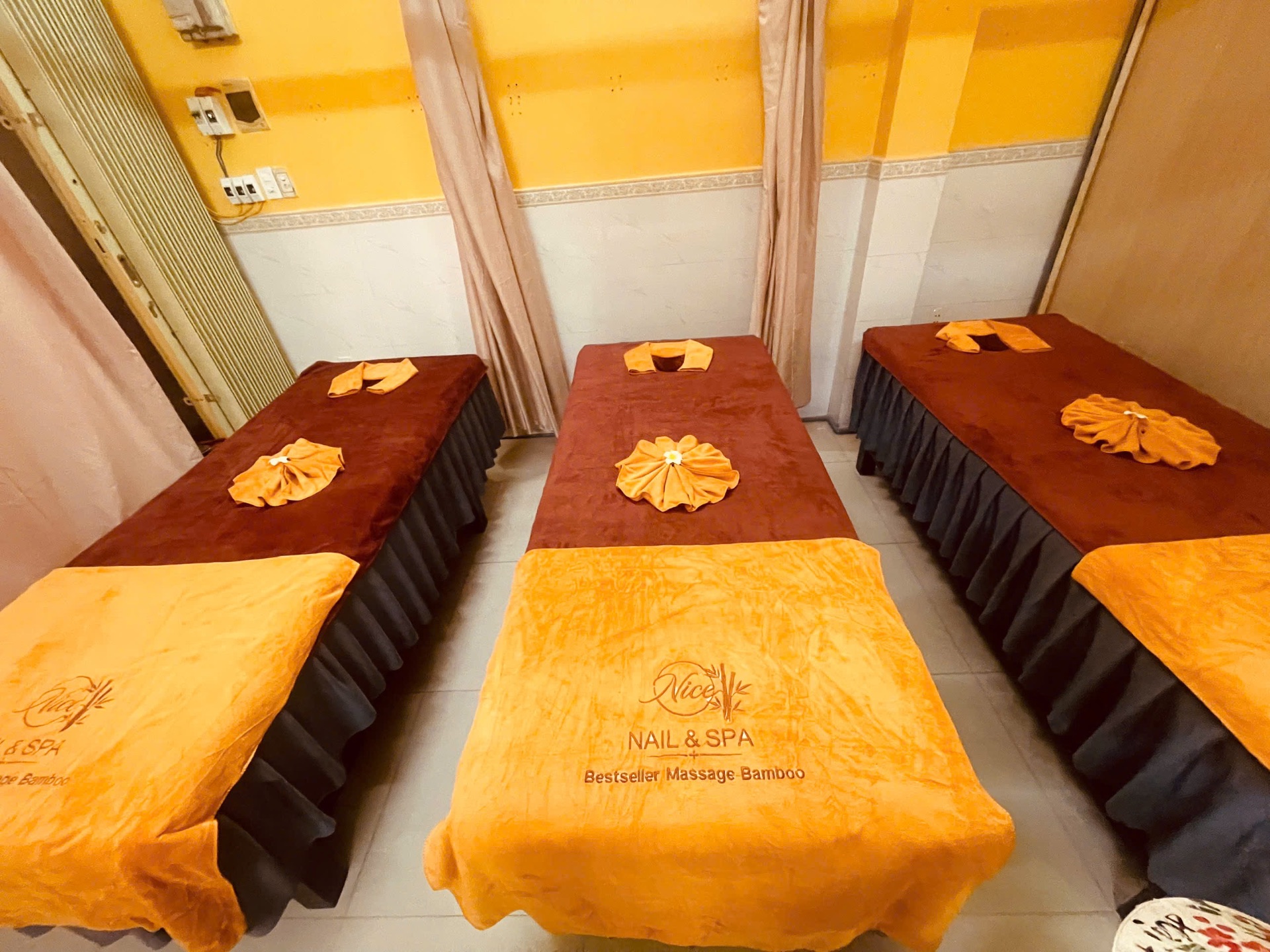 Nice Spa bamboo massage room